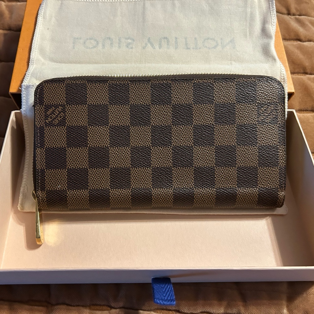 Louis Vuitton VR Accessory Box - Luxurious Gold